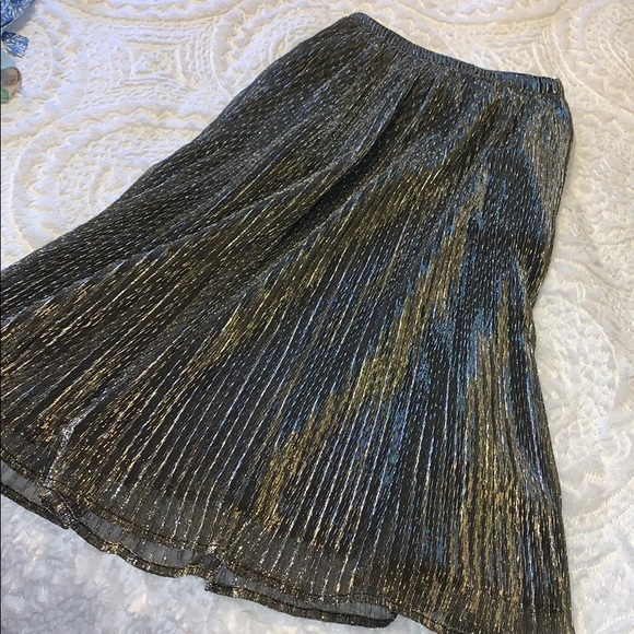 Dresses & Skirts - Metallic midi skirt